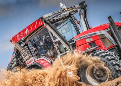 „Massey Ferguson 8S“ – pirmasis iš traktorių, įveikęs ralio lenktynes Maroko dykumoje. Massey Ferguson / Janvan Gelder nuotr.