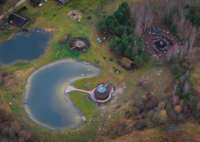 Pūkių kaime, tarp šimtamečių akmenų ratų, ypatingo kupolo ir ramybe dvelkiančios gamtos, savo gyvenimą bei kūrybą suvienijo Dainius Karinauskas ir jo draugė Rita. Jūsų Panevėžys nuotr.